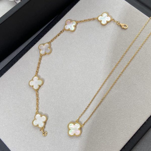 [Versione top] Bracciale e collana a cinque fiori in madreperla bianca e oro di Van Cleef & Arpels