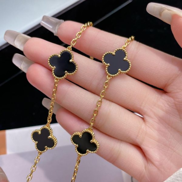 [Edizione Top] Collana di Van Cleef & Arpels con dieci fiori in agata nera