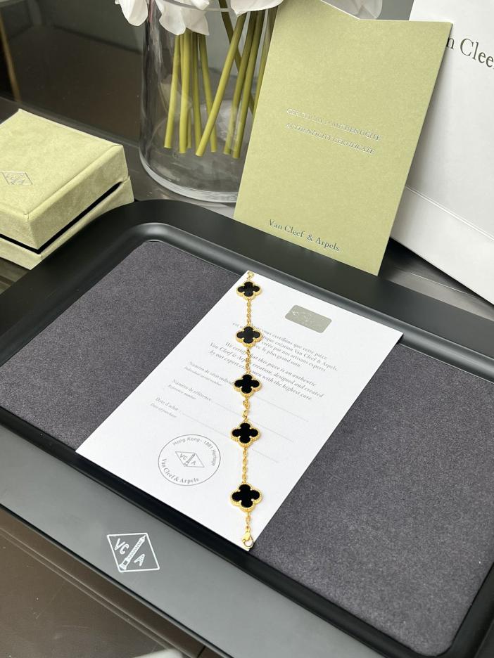 replica,repliche,fake,1:1,earrings,bracelet,ring,jewelry [Versione top] Bracciale Van Cleef & Arpels versione alta a cinque fiori con pietra naturale e onice nero