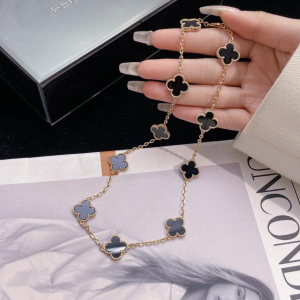 [Edizione Top] Collana di Van Cleef & Arpels con dieci fiori in agata nera