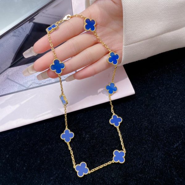 [Top Edition] Collana di calcedonio blu con dieci fiori di Van Cleef & Arpels