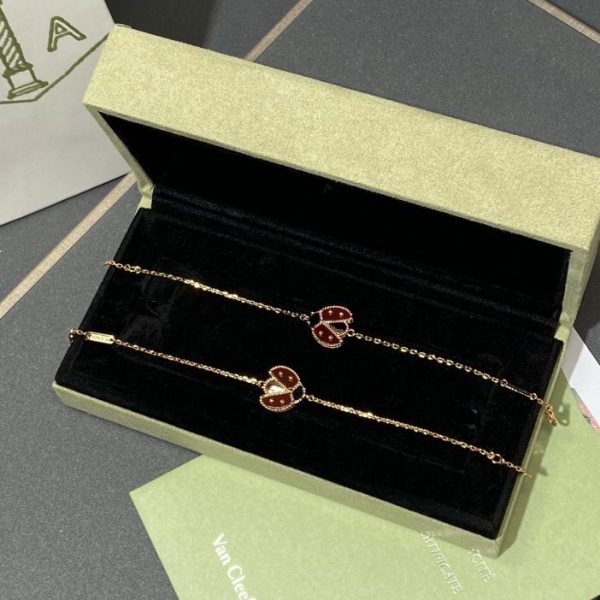 replica,repliche,fake,1:1,earrings,bracelet,ring,jewelry [Versione top] Bracciale con petali di coccinella della serie Lucky Spring di Van Cleef & Arpels