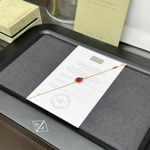 [Versione top] La nuova piccola coccinella portafortuna di Van Cleef & Arpels