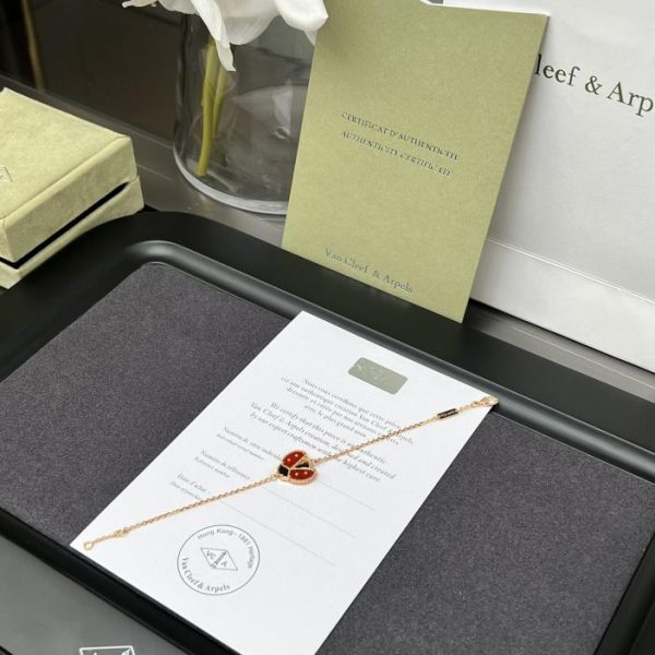 replica,repliche,fake,1:1,earrings,bracelet,ring,jewelry [Versione top] La nuova piccola coccinella portafortuna di Van Cleef & Arpels