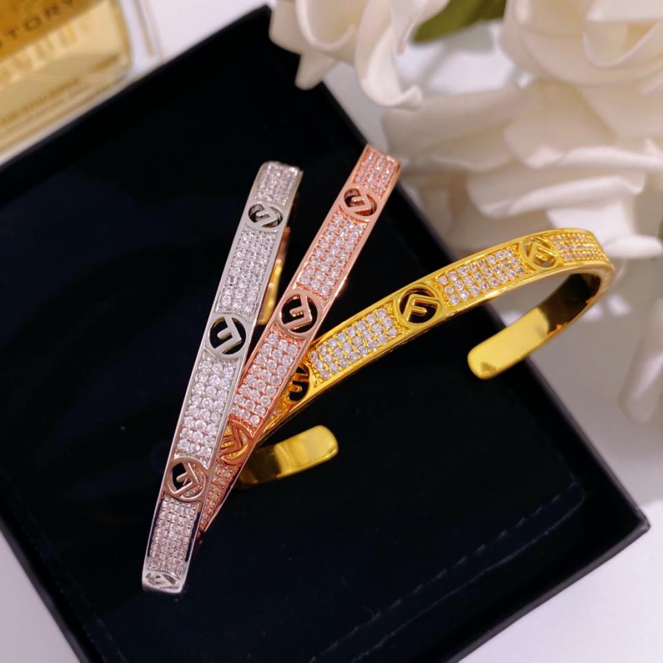 replica,repliche,fake,1:1,earrings,bracelet,ring,jewelry Bracciale aperto Fendi con lettera F interamente in diamanti