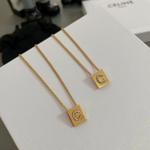 Collana in edizione limitata con lettera di strass Celine!