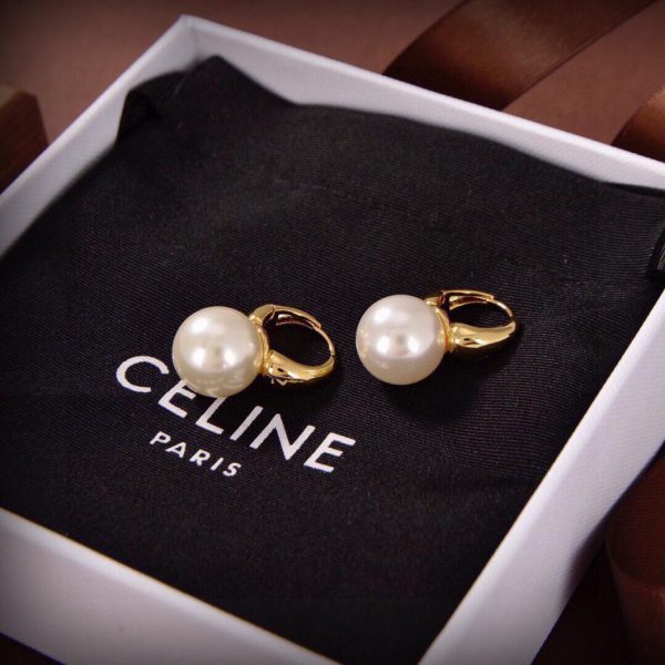 Nuovi orecchini di perle dorate di Celine