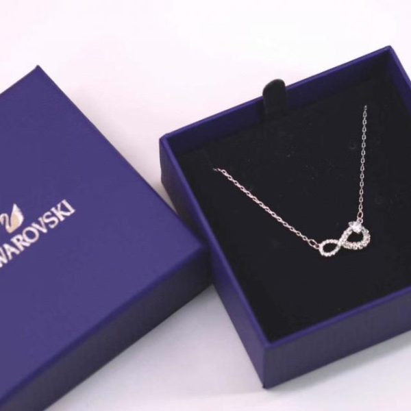 replica,repliche,fake,1:1,earrings,bracelet,ring,jewelry Collana Swarovski con clavicola portafortuna a forma di 8