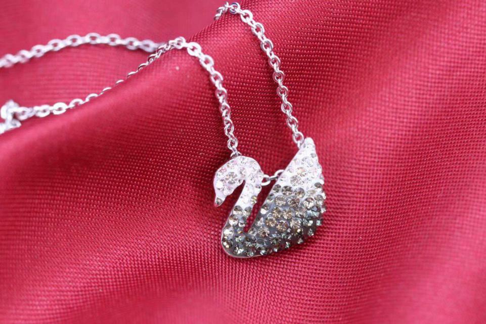 replica,repliche,fake,1:1,earrings,bracelet,ring,jewelry Collana con cigno sfumato Swarovski replica,repliche,fake,1:1,earrings,bracelet,ring,jewelry Collana con cigno sfumato Swarovski