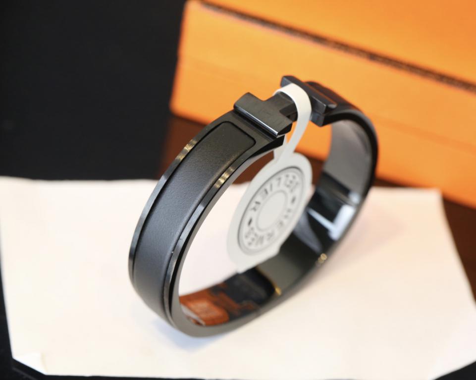 replica,repliche,fake,1:1,earrings,bracelet,ring,jewelry Bracciale stretto smaltato Clic H Darth Vader da uomo e da donna