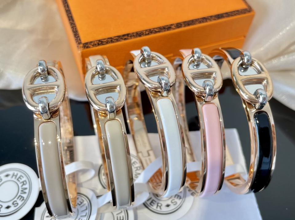 replica,repliche,fake,1:1,earrings,bracelet,ring,jewelry Bracciale Hermes Mini Clic a forma di naso di maiale in tinta unita