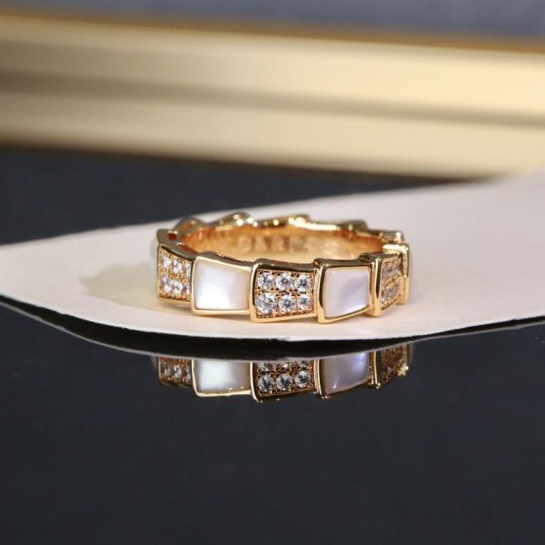 Anello Bvlgari Bv con conchiglia bianca in osso di serpente