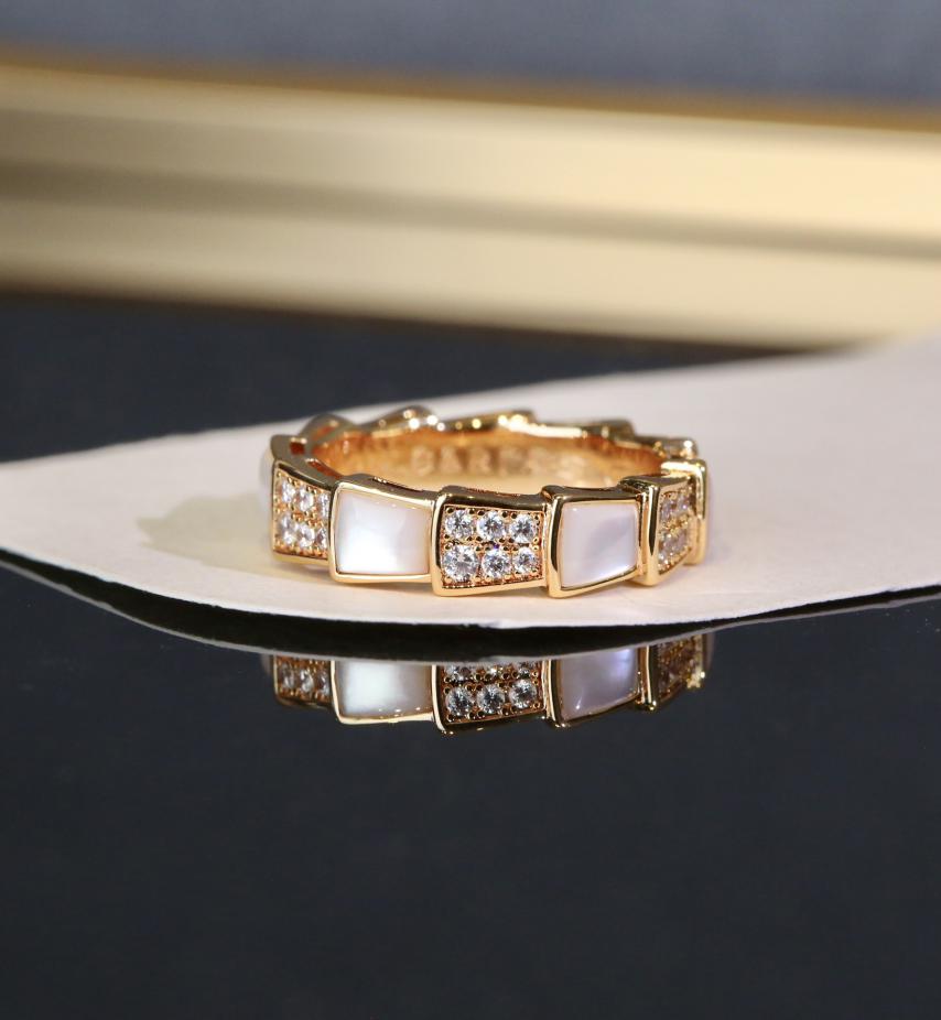 replica,repliche,fake,1:1,earrings,bracelet,ring,jewelry Anello Bvlgari Bv con conchiglia bianca in osso di serpente