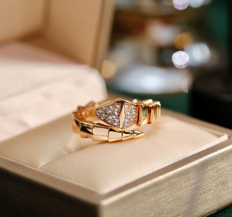 replica,repliche,fake,1:1,earrings,bracelet,ring,jewelry Bvlgari Serpenti rose gold diamond snake ring