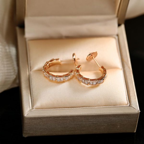 Orecchini Bvlgari con diamanti pieni di osso di serpente