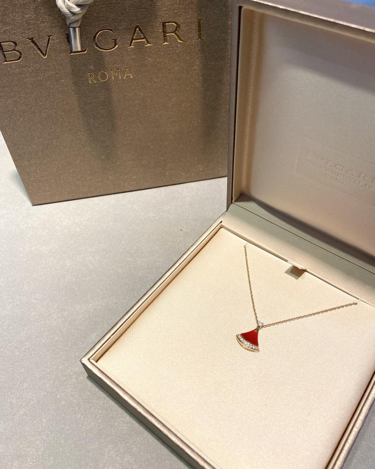 replica,repliche,fake,1:1,earrings,bracelet,ring,jewelry Collana a ventaglio con diamanti rossi Bvlgari Divas replica,repliche,fake,1:1,earrings,bracelet,ring,jewelry Collana a ventaglio con diamanti rossi Bvlgari Divas
