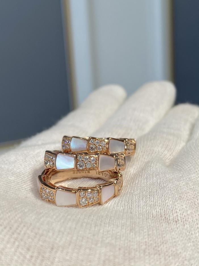 replica,repliche,fake,1:1,earrings,bracelet,ring,jewelry Anello Bvlgari con conchiglia bianca in osso di serpente, versione larga replica,repliche,fake,1:1,earrings,bracelet,ring,jewelry Anello Bvlgari con conchiglia bianca in osso di serpente, versione larga