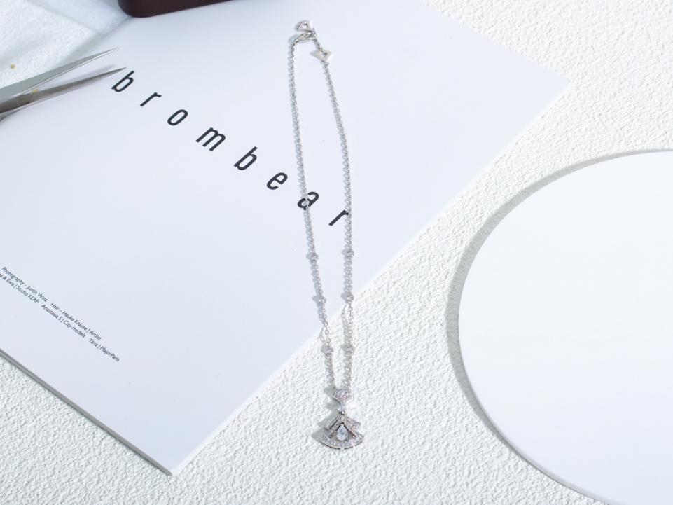 replica,repliche,fake,1:1,earrings,bracelet,ring,jewelry La collana con ventaglio di diamanti da sogno di Bvlgari Diva replica,repliche,fake,1:1,earrings,bracelet,ring,jewelry La collana con ventaglio di diamanti da sogno di Bvlgari Diva