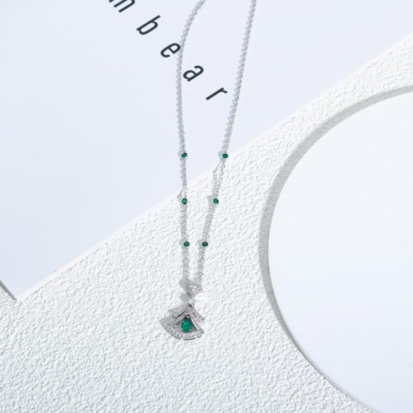 replica,repliche,fake,1:1,earrings,bracelet,ring,jewelry La collana con ventaglio di smeraldi da sogno di Bvlgari Diva