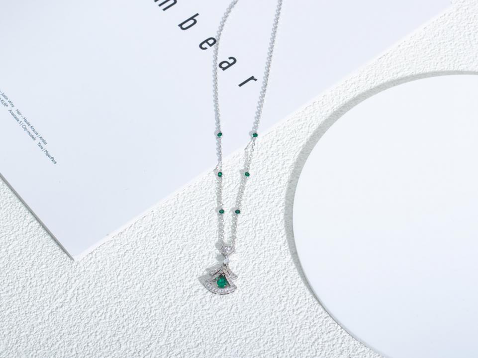 replica,repliche,fake,1:1,earrings,bracelet,ring,jewelry La collana con ventaglio di smeraldi da sogno di Bvlgari Diva replica,repliche,fake,1:1,earrings,bracelet,ring,jewelry La collana con ventaglio di smeraldi da sogno di Bvlgari Diva