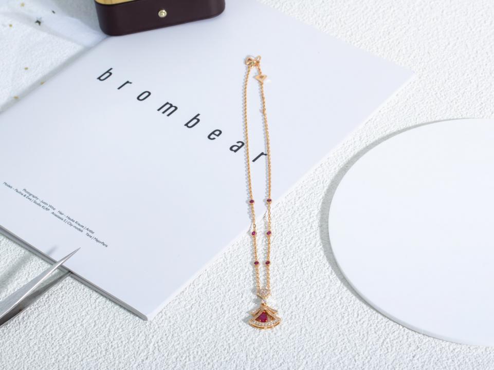 replica,repliche,fake,1:1,earrings,bracelet,ring,jewelry La collana da ventaglio di rubini da sogno di Bvlgari Diva replica,repliche,fake,1:1,earrings,bracelet,ring,jewelry La collana da ventaglio di rubini da sogno di Bvlgari Diva