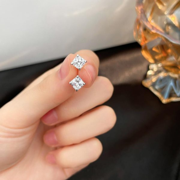 Orecchini quadrati Bvlgari BV in oro bianco Griffe Princess