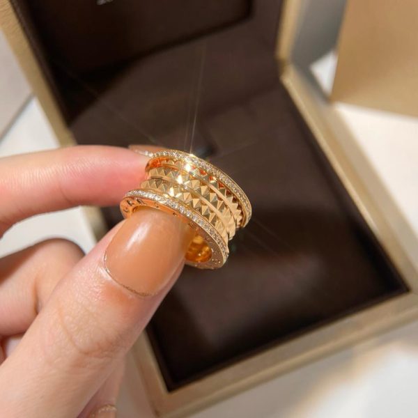 replica,repliche,fake,1:1,earrings,bracelet,ring,jewelry Anello con diamanti rivetto dal design romano Bvlgari