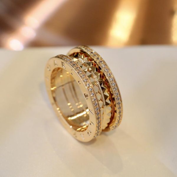 replica,repliche,fake,1:1,earrings,bracelet,ring,jewelry Anello con diamanti con rivetto romano Bvlgari