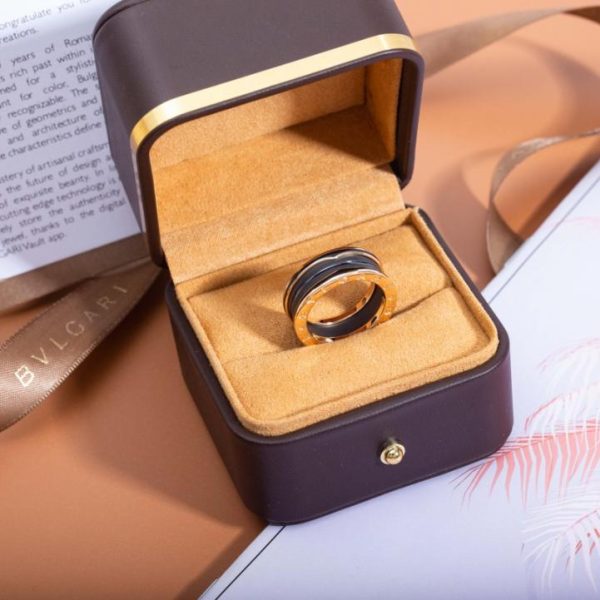 replica,repliche,fake,1:1,earrings,bracelet,ring,jewelry Anello in ceramica nera opaca intarsiata serie Bvlgari B.ZERO1