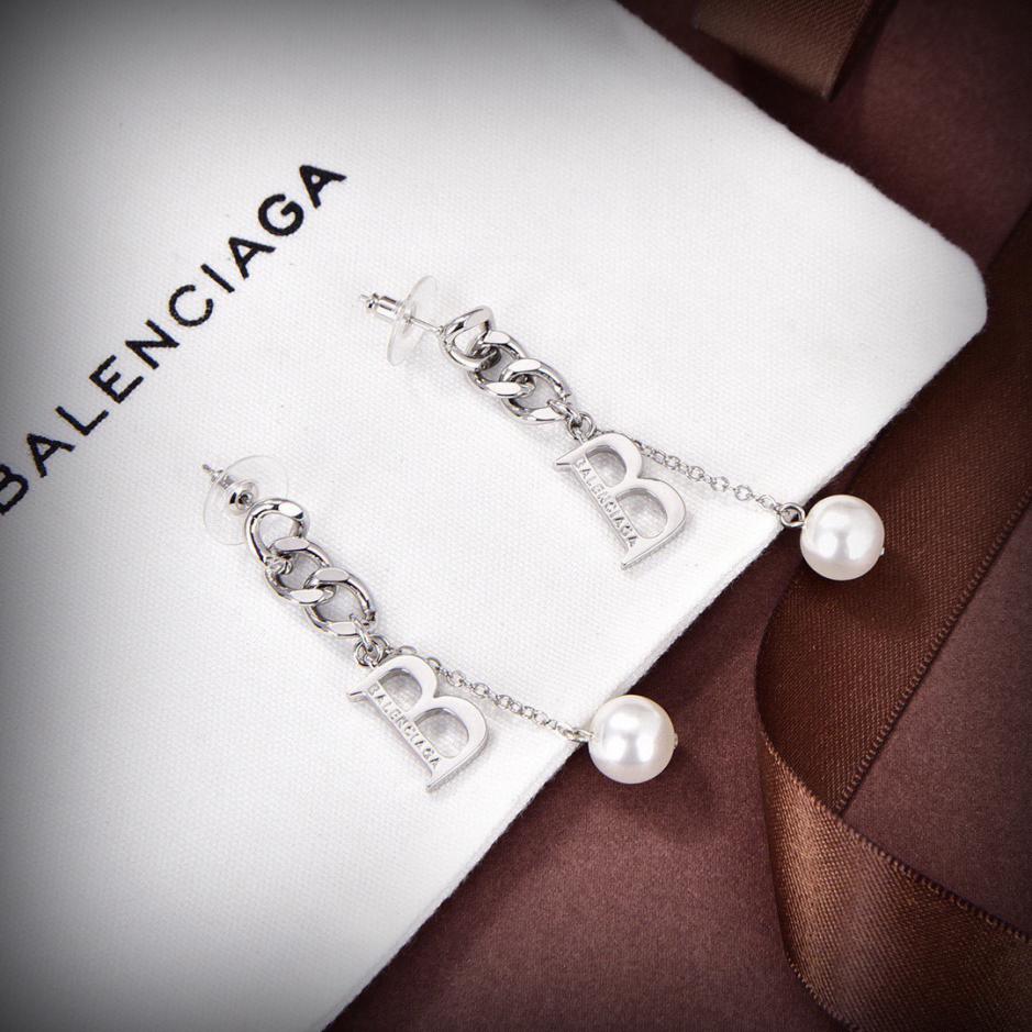 replica,repliche,fake,1:1,earrings,bracelet,ring,jewelry Nuovi orecchini a bottone con diamanti quadrati di Balenciaga