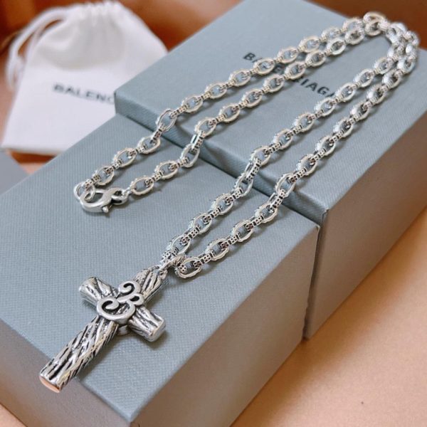 Nuova collana Balenciaga