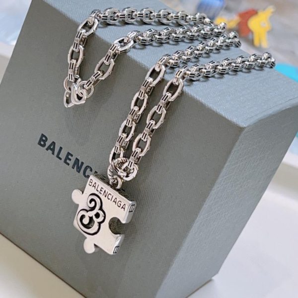 Nuova collana Balenciaga
