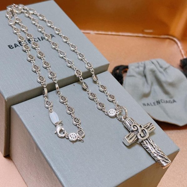 Nuova collana Balenciaga