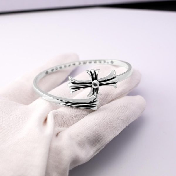 Bracciale aperto con croce di cuori cromati