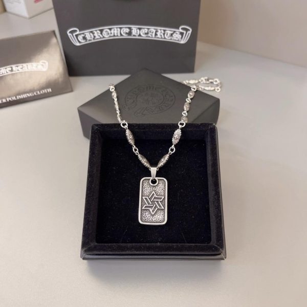 Collana con cuori cromati