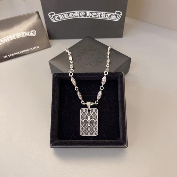 Collana con cuori cromati