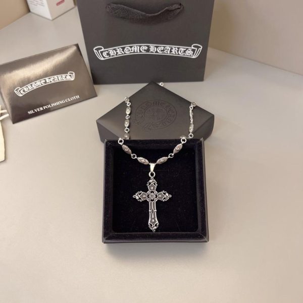 Collana con cuori cromati