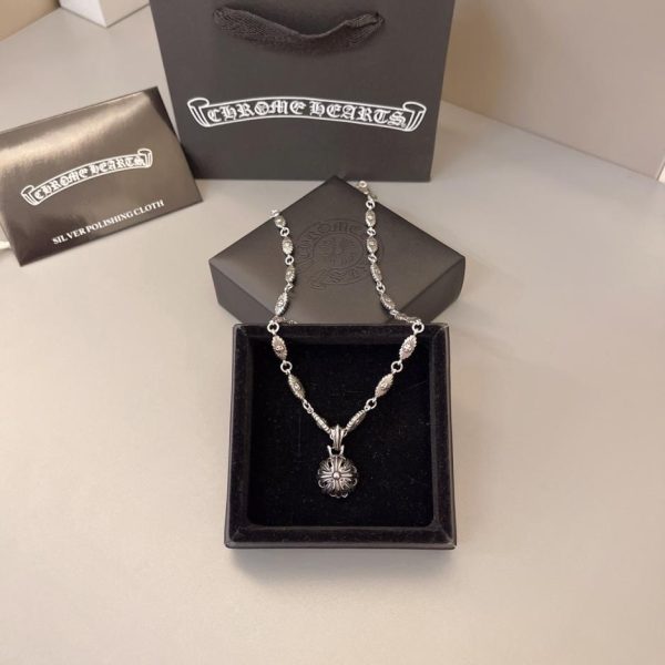 Collana con cuori cromati