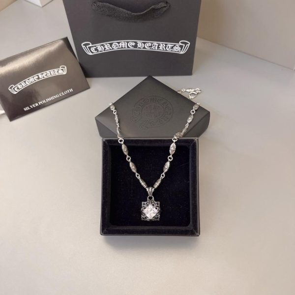 Collana con cuori cromati