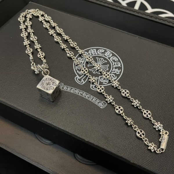 replica,repliche,fake,1:1,earrings,bracelet,ring,jewelry Collana vintage con cuori cromati