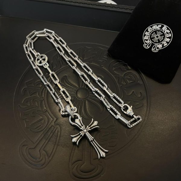 replica,repliche,fake,1:1,earrings,bracelet,ring,jewelry Collana con lettera grande con cerchio a croce vintage con cuori cromati