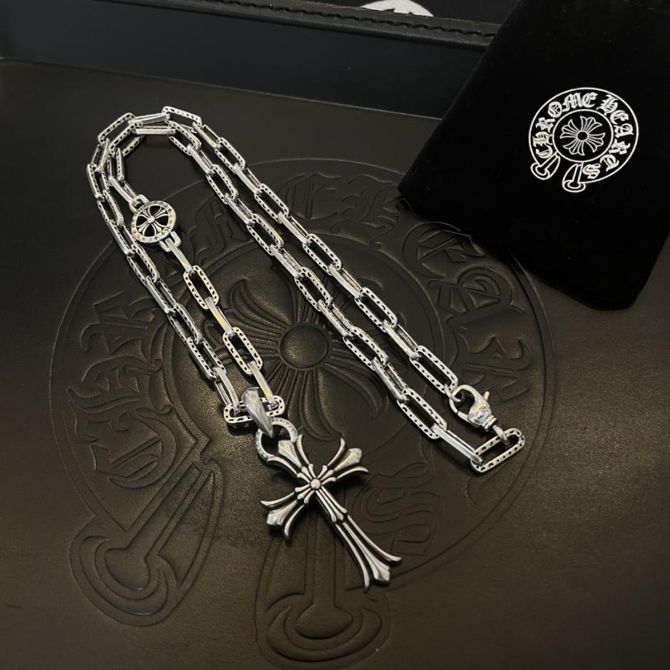 replica,repliche,fake,1:1,earrings,bracelet,ring,jewelry Collana con lettera grande con cerchio a croce vintage con cuori cromati replica,repliche,fake,1:1,earrings,bracelet,ring,jewelry Collana con lettera grande con cerchio a croce vintage con cuori cromati