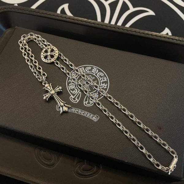 replica,repliche,fake,1:1,earrings,bracelet,ring,jewelry Collana con lettera croce rotonda vintage con cuori cromati