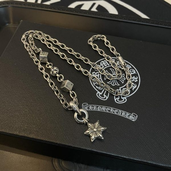replica,repliche,fake,1:1,earrings,bracelet,ring,jewelry Collana con lettera di dadi vintage con cuori cromati