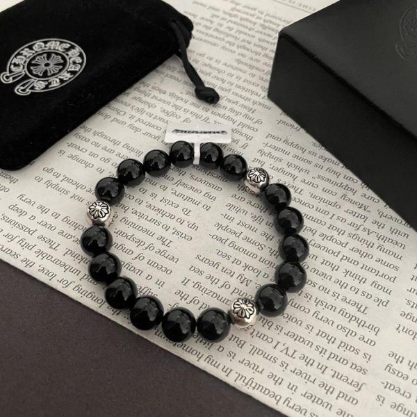 Bracciale con croce di perline di onice nero con cuori cromati