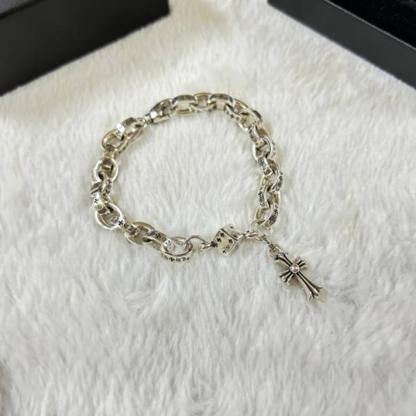 Bracciale con croce e lettera ad anello ovale con cuori cromati