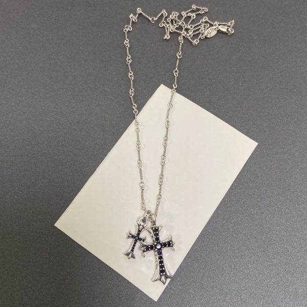 replica,repliche,fake,1:1,earrings,bracelet,ring,jewelry Collana con diamanti neri e croce di cuori cromati