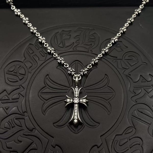 Collana con croce di diamanti e cuori cromati