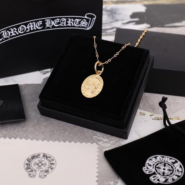 Collana con croce di cuori cromati