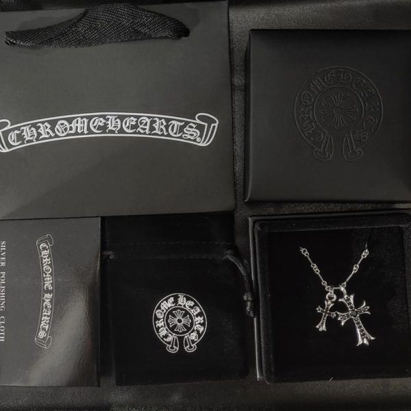 replica,repliche,fake,1:1,earrings,bracelet,ring,jewelry Collana con croce di diamanti neri e cuori cromati
